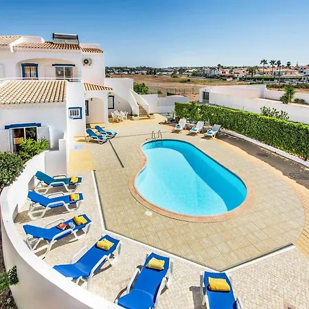 Dois Pinheiros Vila *