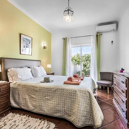 Dois Pinheiros Vila *